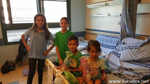 طلاب مدرسة الشافعي يزورون مرضى مستشفى هيلل يافه